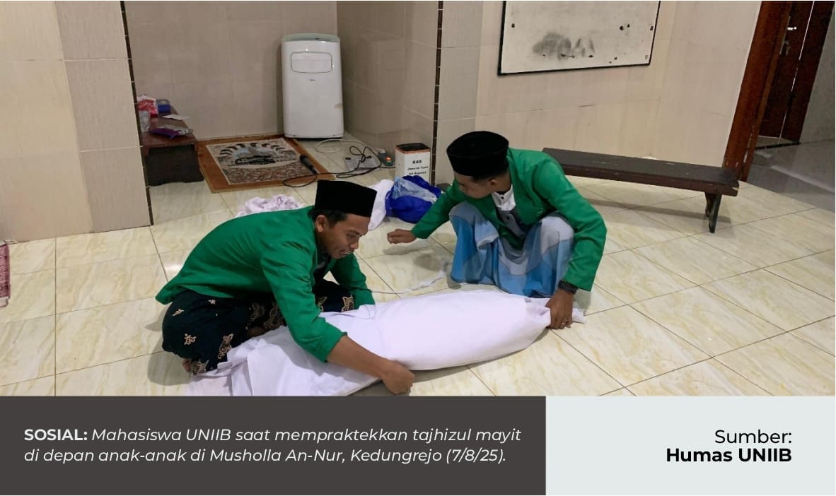 MAHASISWA KKN-PPM 2025 LATIH ANAK-ANAK DALAM PRAKTEK TAJHIZUL MAYIT DI MUSHOLA AN-NUR, KEDUNGREJO