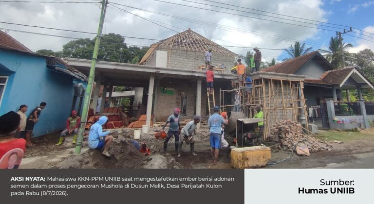 Gotong Royong Transformatif, Mahasiswa KKN Ibrahimy Genteng Bantu Pengecoran Mushola di Dusun Melik