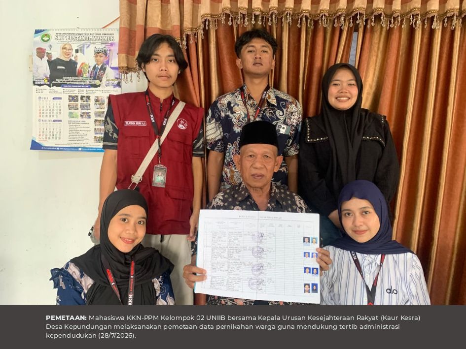 Dukung Tertib Administrasi, Mahasiswa KKN-PPM Bersama Kaur Kesra Petakan Data Pernikahan Warga