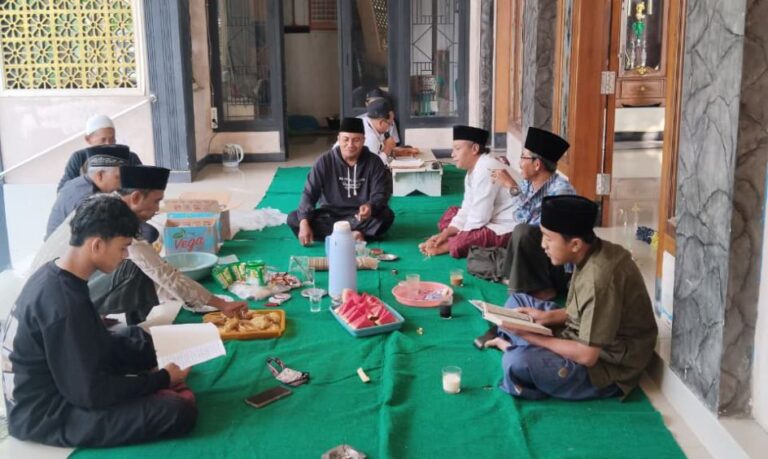 Pererat Silaturahmi, Kelompok 11 Ikuti Rutinan Khotmil Al-Qur’an Bersama Masyarakat Dusun Krajan Sembulung