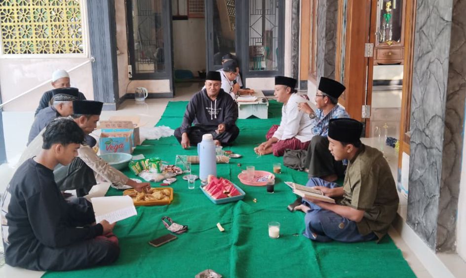 Pererat Silaturahmi, Kelompok 11 Ikuti Rutinan Khotmil Al-Qur’an Bersama Masyarakat Dusun Krajan Sembulung
