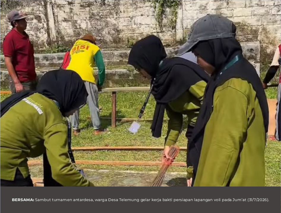 Warga Antusias Kerja Bakti Siapkan Lapangan Voli untuk Turnamen Antardesa