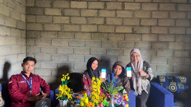 Mahasiswa KKN-PPM Kelompok 17 Pendampingan Pembukuan Digital Pelaku usaha UMKM di Desa Purwodadi