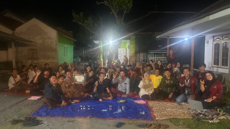 Mahasiswa KKN-PPM Laksanakan Program Utama Pendampingan Hidroponik di Desa Parijatah Wetan
