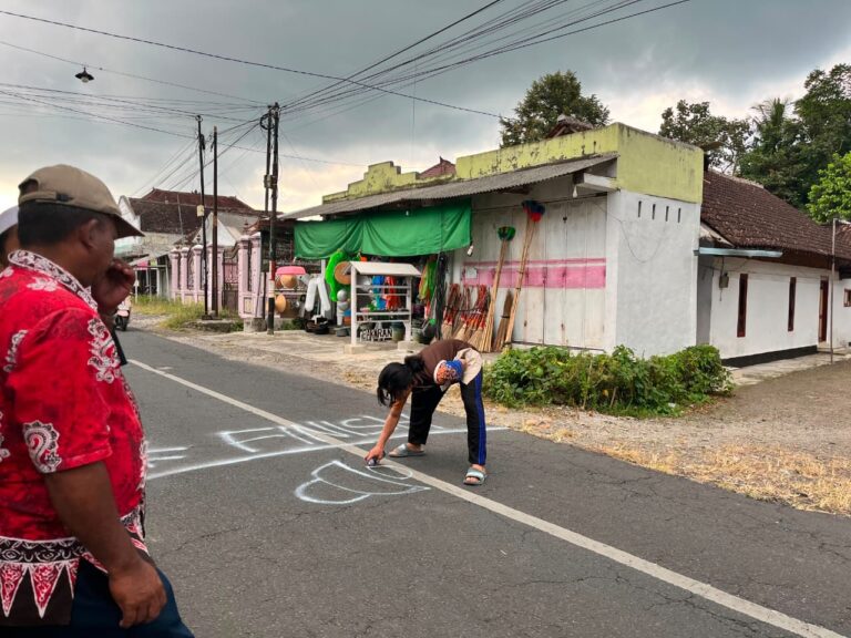 Semarak Grebeg Sura, Kelompok 11 KKN-PPM UNIIB Ikut dalam Persiapan Kegiatan di Desa Sembulung