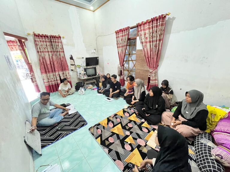 Perkuat Evaluasi Program, Kelompok 11 KKN-PPM UNIIB Gelar Diskusi Bersama DPL