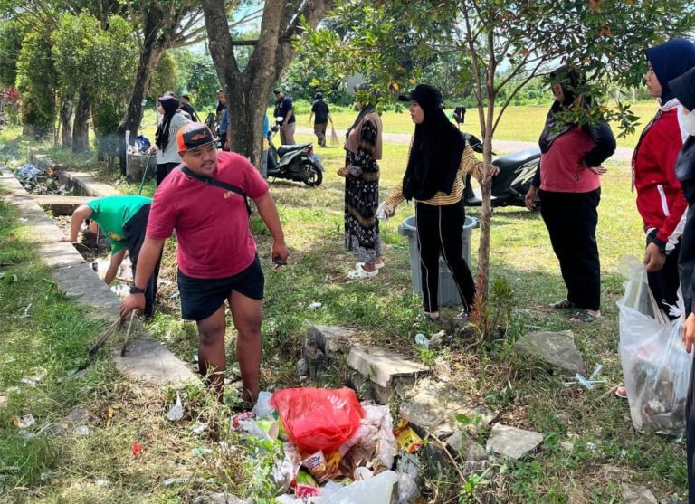 Peduli Lingkungan Pascagrebeg Sura, Kelompok 11 KKN-PPM UNIIB Gelar Kerja Bakti Bersama Masyarakat
