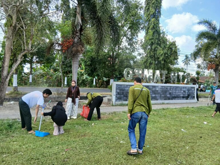 Pemerintah Desa Tampo Gelar Akses Bersih Desa Pasca-Karnaval, Dibantu Mahasiswa KKN UNIIB dan UNIBA