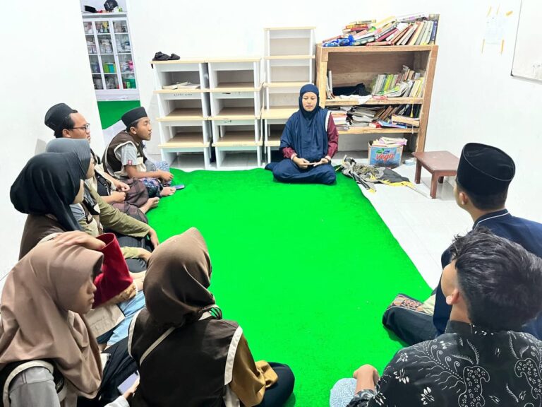 Perkuat Sinergi Pendidikan Keagamaan, Kelompok 11 KKN-PPM UNIIB Silaturahmi dan Koordinasi dengan TPQ Al Anwar