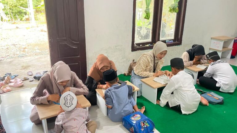 Cinta Al-Qur’an, Kelompok 11 KKN-PPM UNIIB Dampingi Kegiatan BTQ di TPQ Al Anwar sebagai bentuk dari upaya pembinaan generasi Qur’ani