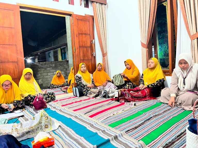 Pererat Silaturahmi, Kelompok 11 KKN-PPM UNIIB Ikuti Rutinan Yasinan Bersama Jam’iyah Yasin Miftahul Jannah