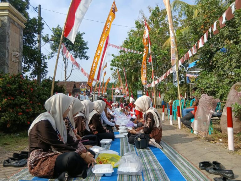 Mahasiswa KKN-PPM Kelompok 12 Tampo Ikuti Upacara Bendera HUT RI dan Selametan di Dusun Simbar 1