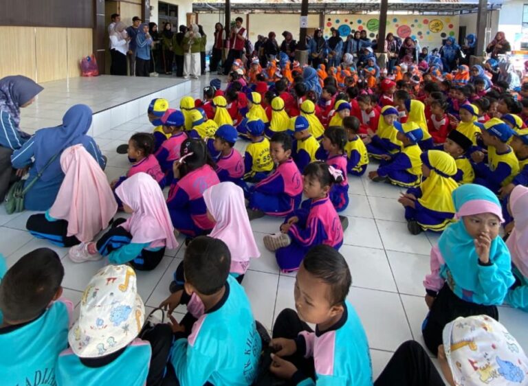 Semarakkan HUT RI Ke-81, Pemdes Parijatah Wetan dan Mahasiswa KKN Gelar Senam Bersama dan Lomba Mewarnai Tingkat TK