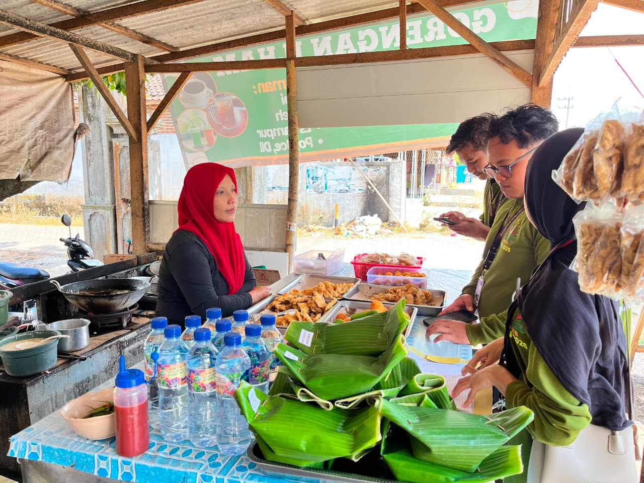 KKN-PPM UNIIB Laksanakan Program Kerja Unggulan, Kelompok 11 Dampingi Branding dan Digitalisasi UMKM di Empat Dusun