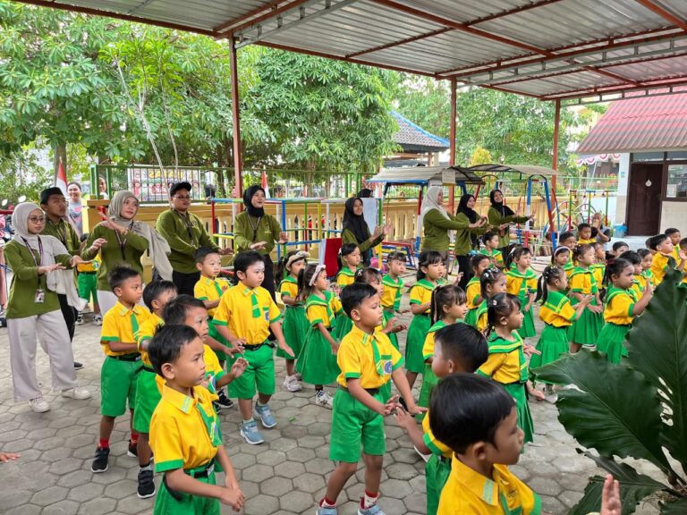Ceria Bersama Anak-anak, Kelompok 11 KKN-PPM UNIIB Gelar Senam, Pembelajaran, dan Permainan di TK Dharma Wanita 23 Sembulung