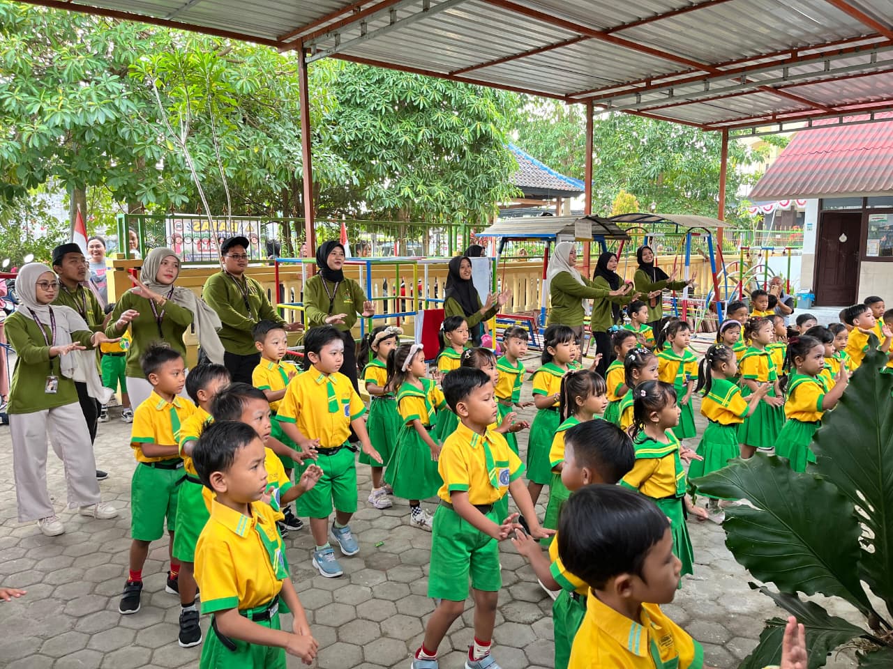 Ceria Bersama Anak-anak, Kelompok 11 KKN-PPM UNIIB Gelar Senam, Pembelajaran, dan Permainan di TK Dharma Wanita 23 Sembulung