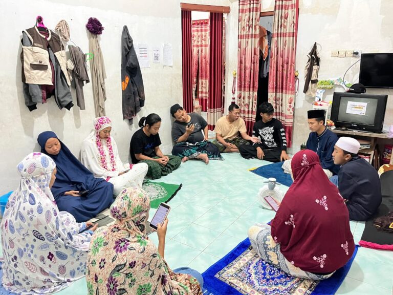 Sambut Rabu Wekasan, Kelompok 11 KKN-PPM UNIIB Gelar Doa dan Tahlil Bersama di Posko