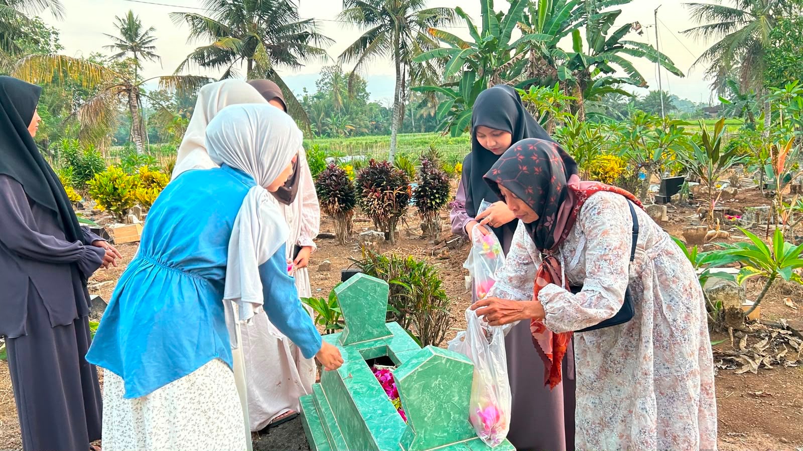 Nyekar Bersama Ibu Pemilik Posko, Pererat Silaturahmi di Tengah Kegiatan KKN