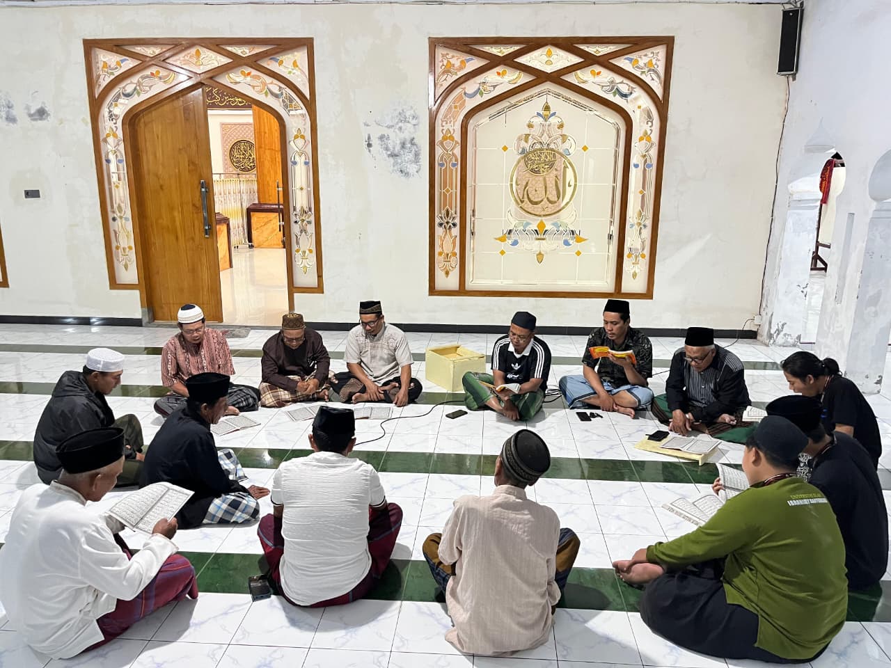 Persiapkan Peringatan Maulid Nabi, Kelompok 11 KKN-PPM UNIIB Ikuti Latihan Asroqolan Bersama Masyarakat Sembulung