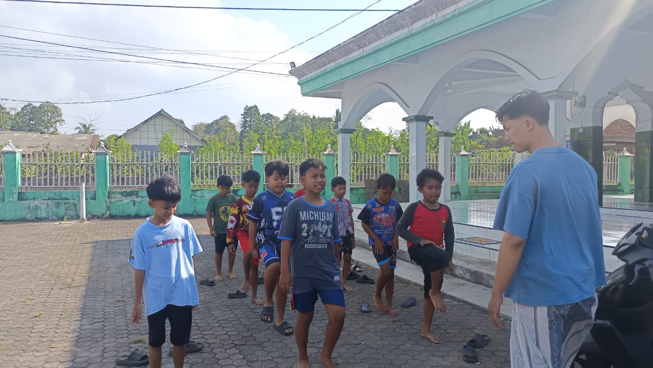 Persiapkan Lomba Gerak Jalan, Kelompok 11 KKN-PPM UNIIB Dampingi Latihan Anak-Anak Desa Sembulung