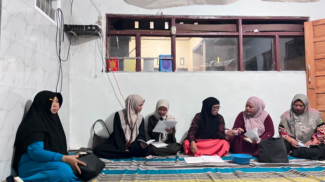 Penuh Haru, Kelompok 11 KKN-PPM UNIIB Ikuti Rutinan Yasinan Sekaligus Pamit kepada Jam’iyah Miftahul Jannah